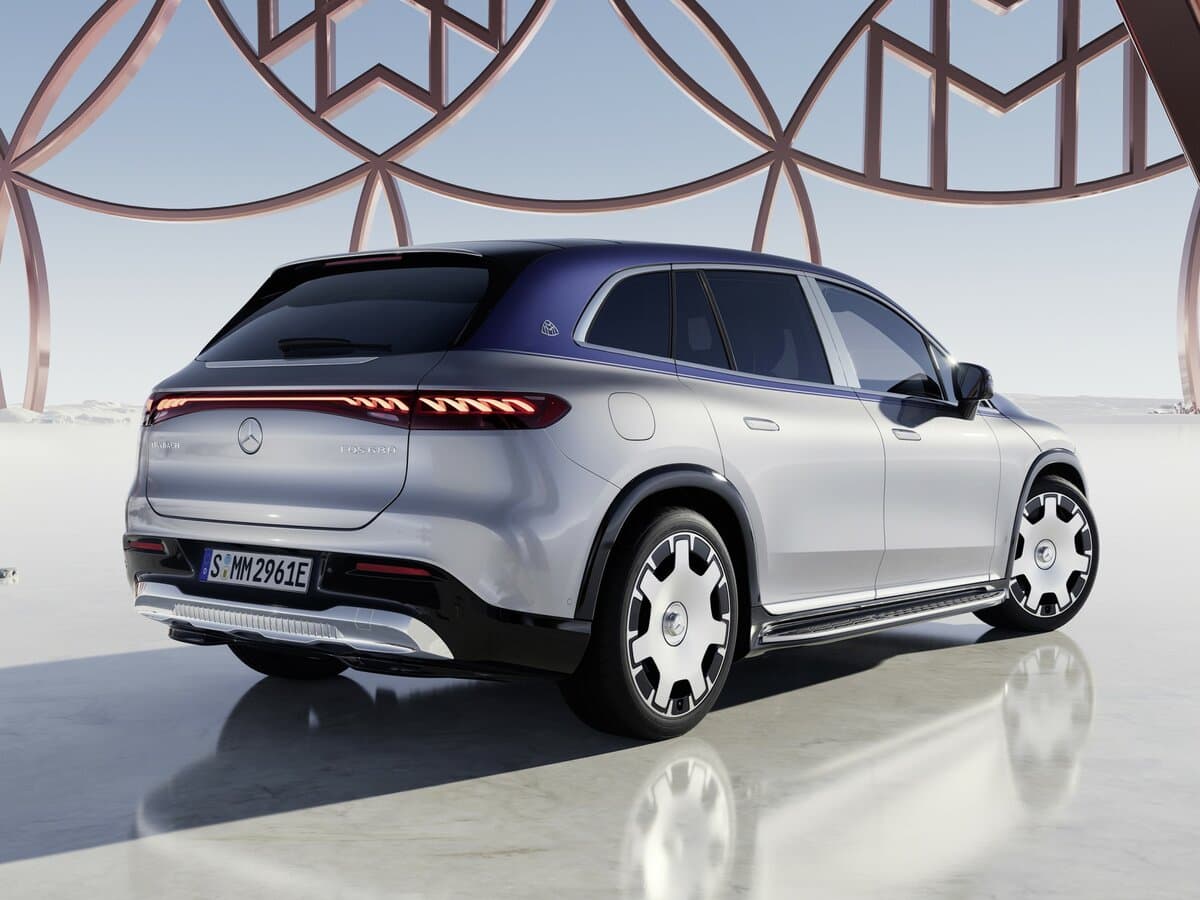 Mercedes-Benz Maybach EQS SUV 2023 – indiyədək — 3/4 arxadan
