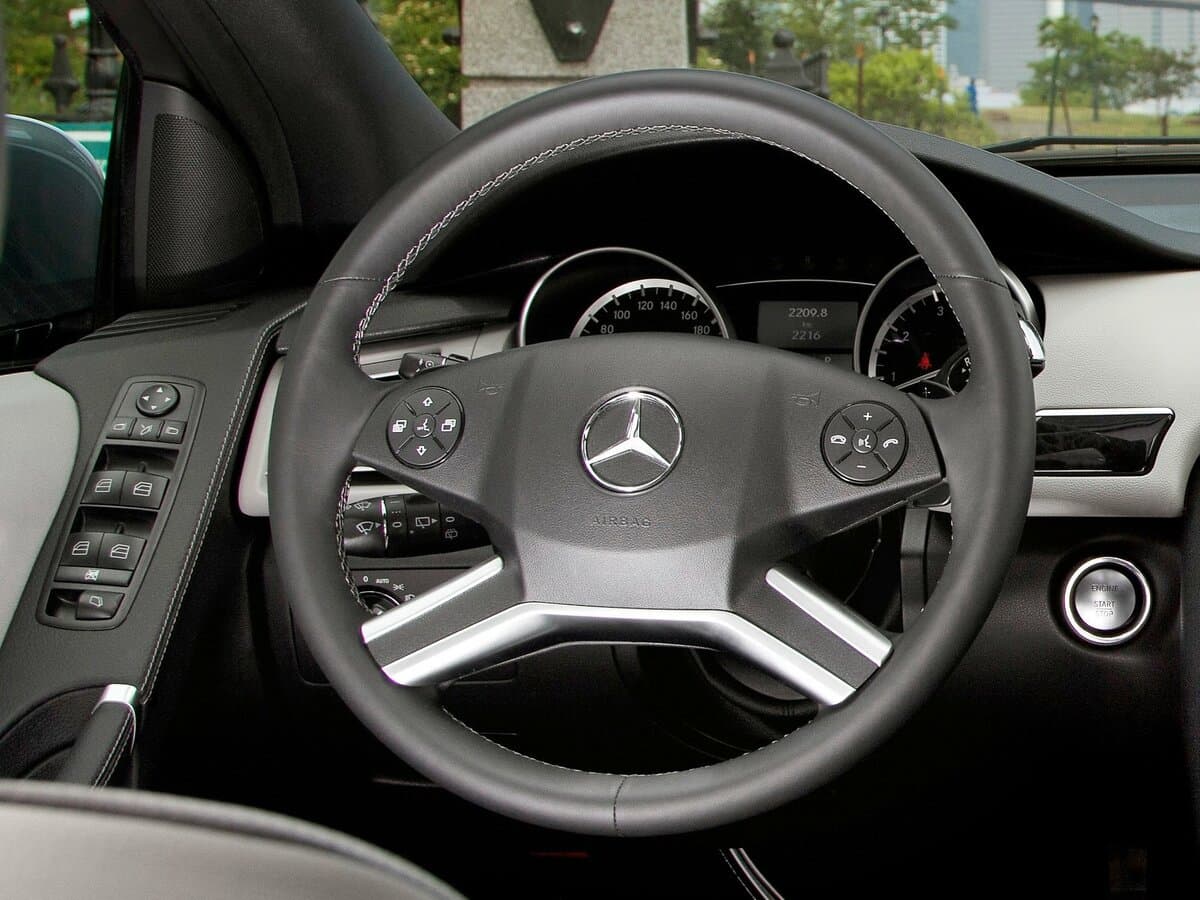 Mercedes-Benz R-Klass I Restayling 2 — Sükan