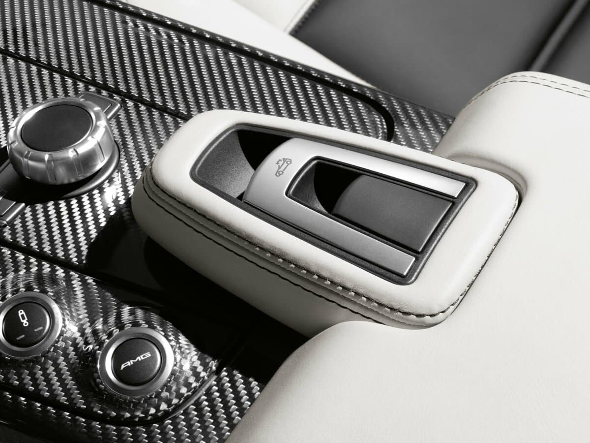 Mercedes-Benz SLS AMG 2010 – 2014 — Salon, öndən