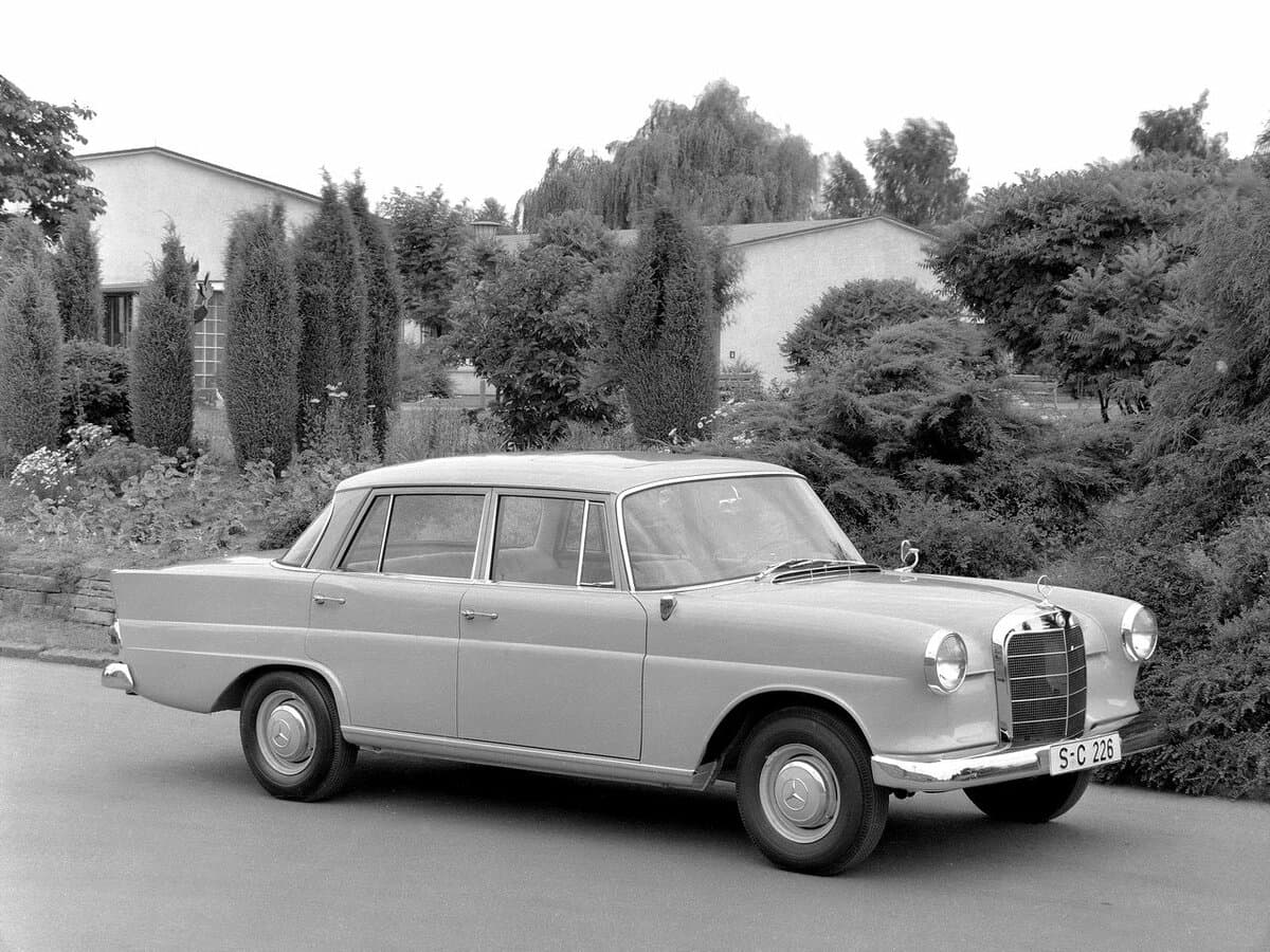 Mercedes-Benz W110 First Series — Əsas şəkil