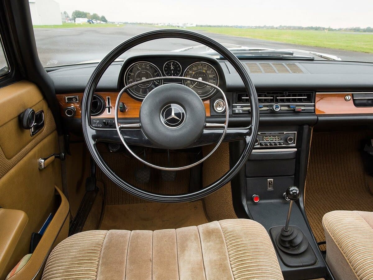 Mercedes-Benz W114 1968 – 1977 — Sükan