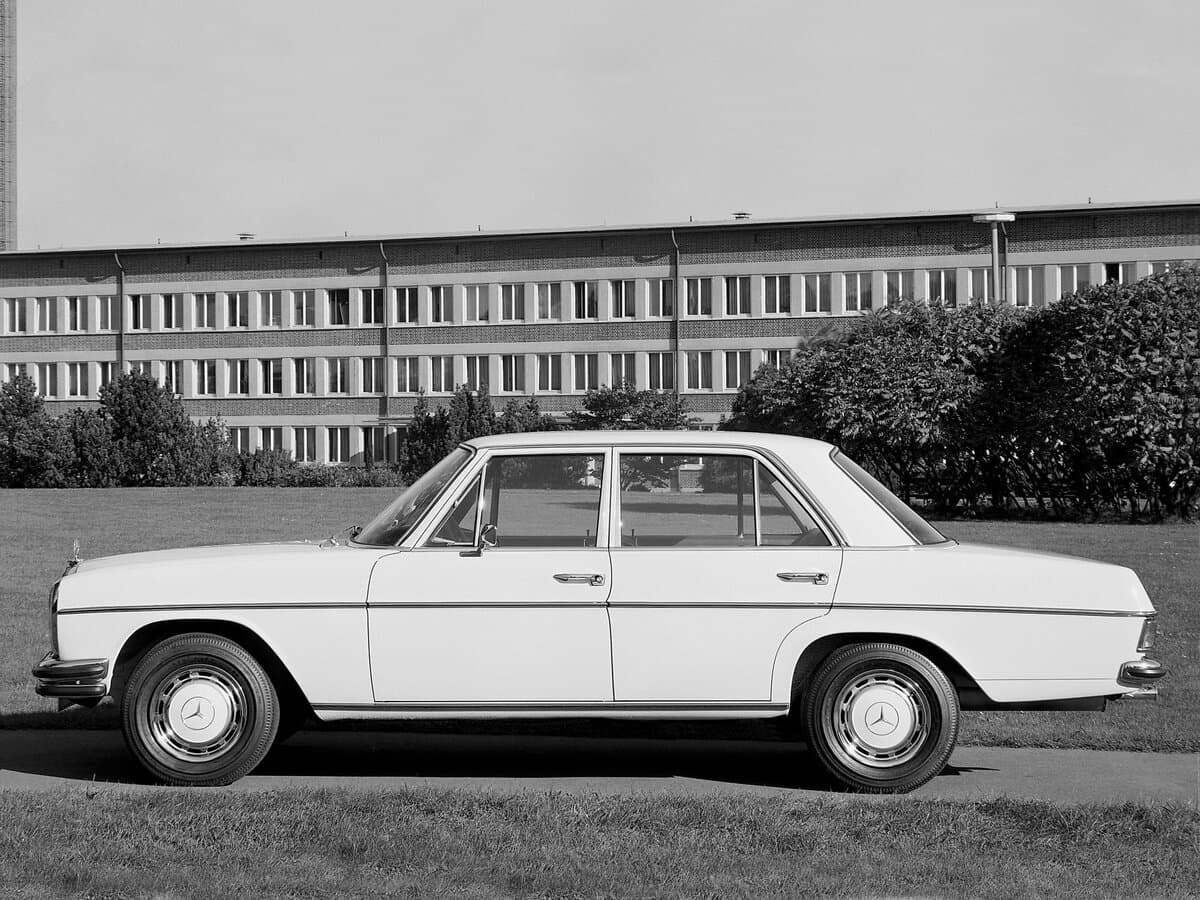 Mercedes-Benz W114 1968 – 1977 — Yandan