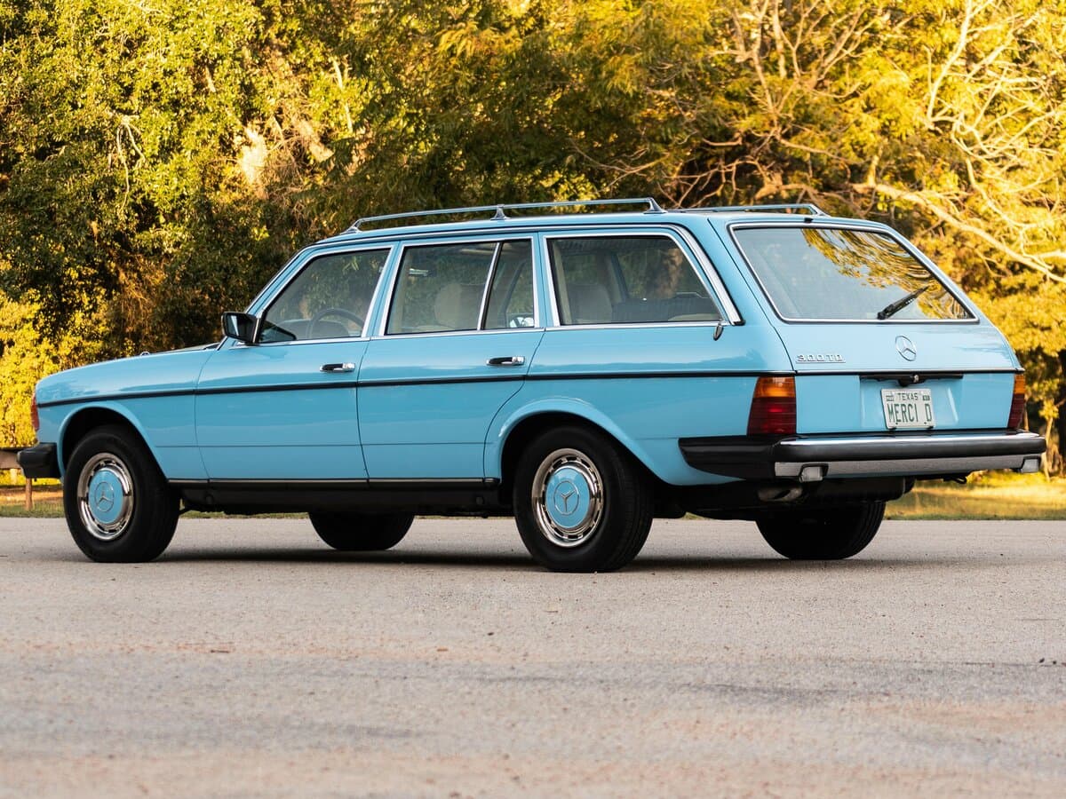 Mercedes-Benz W123 1975 – 1986 — 3/4 arxadan
