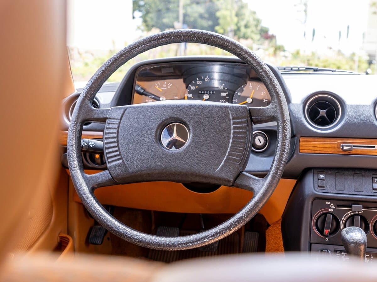 Mercedes-Benz W123 1975 – 1986 — Sükan