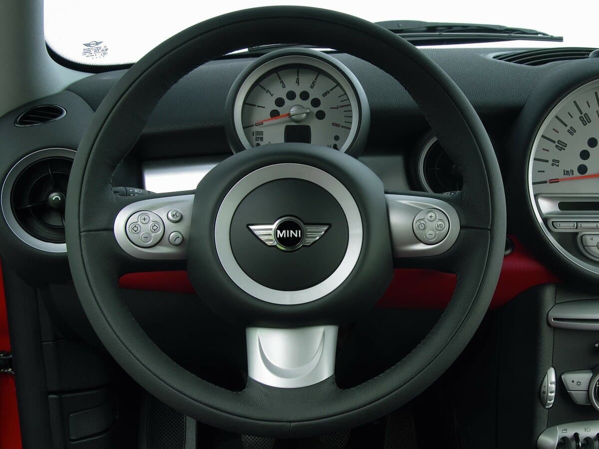 Mini Hatch II (R56) — Sükan