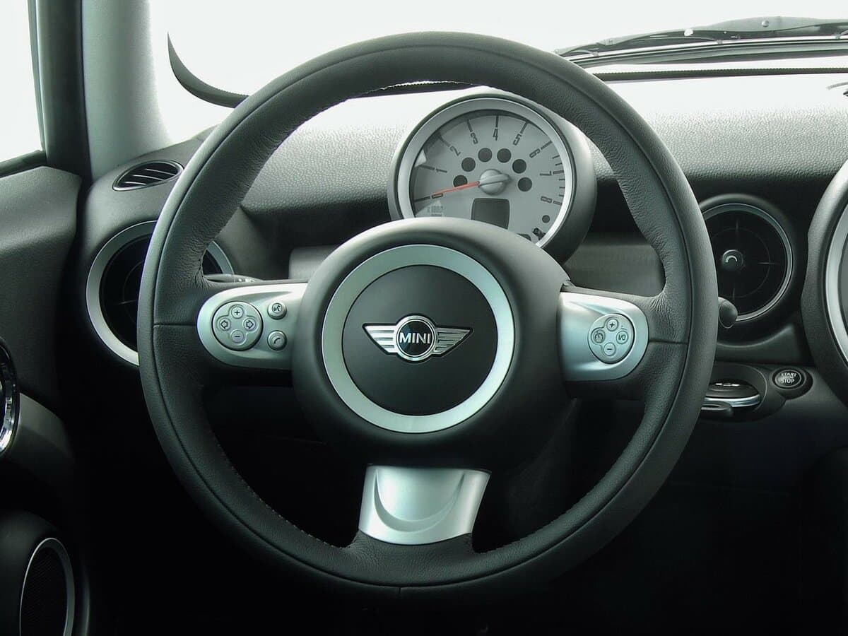 Mini Hatch II (R56) — Sükan