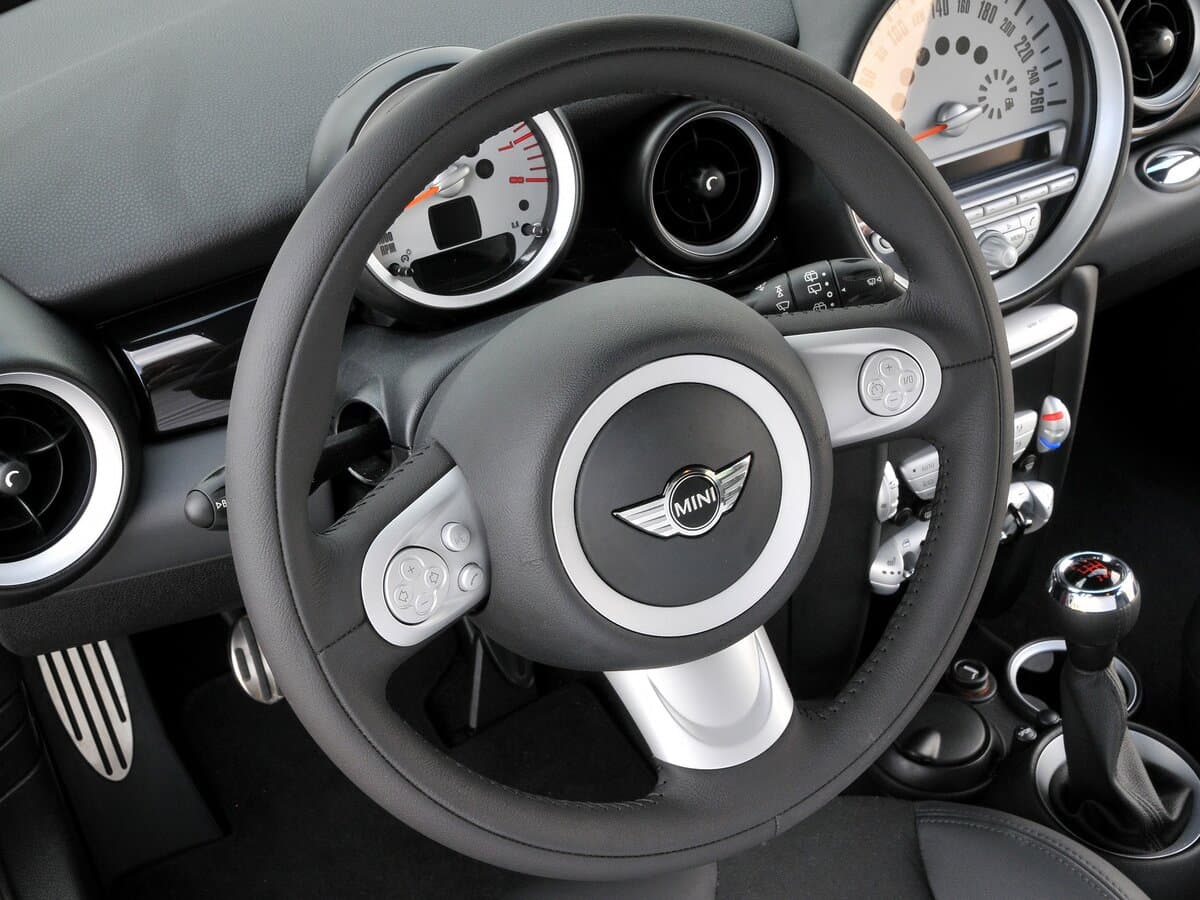Mini Hatch II (R56) — Sükan