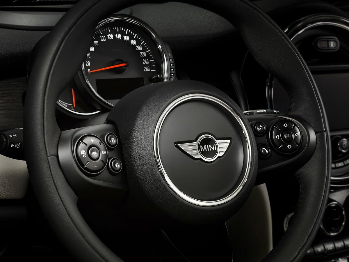 Mini Hatch III (F55/F56) — Sükan