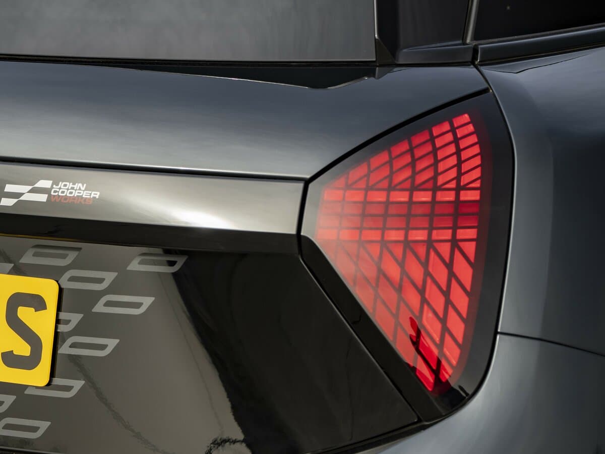 Mini Hatch IV (F65/F66/J01) — Detal