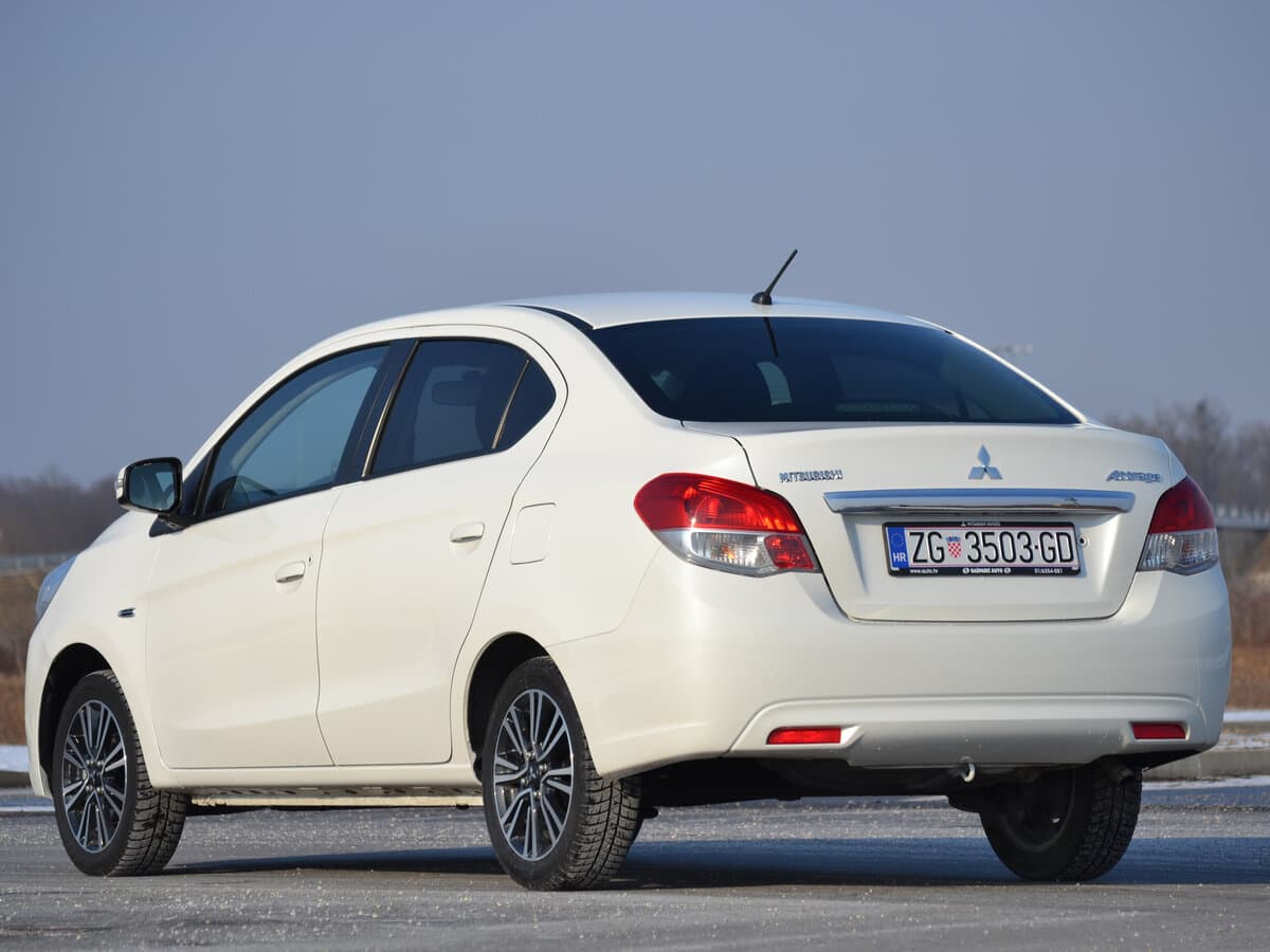 Mitsubishi Attrage I — 3/4 arxadan