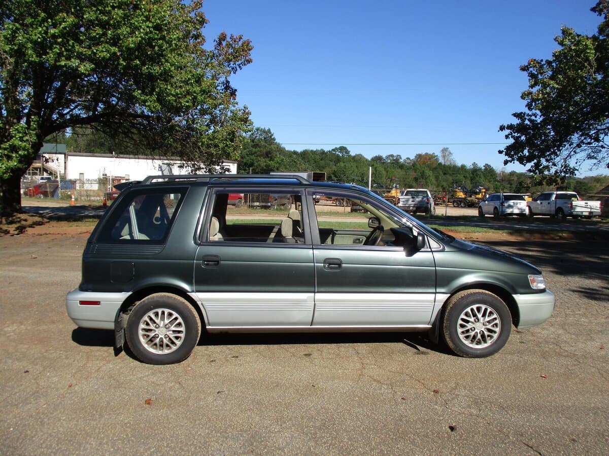Mitsubishi Chariot II — Yandan