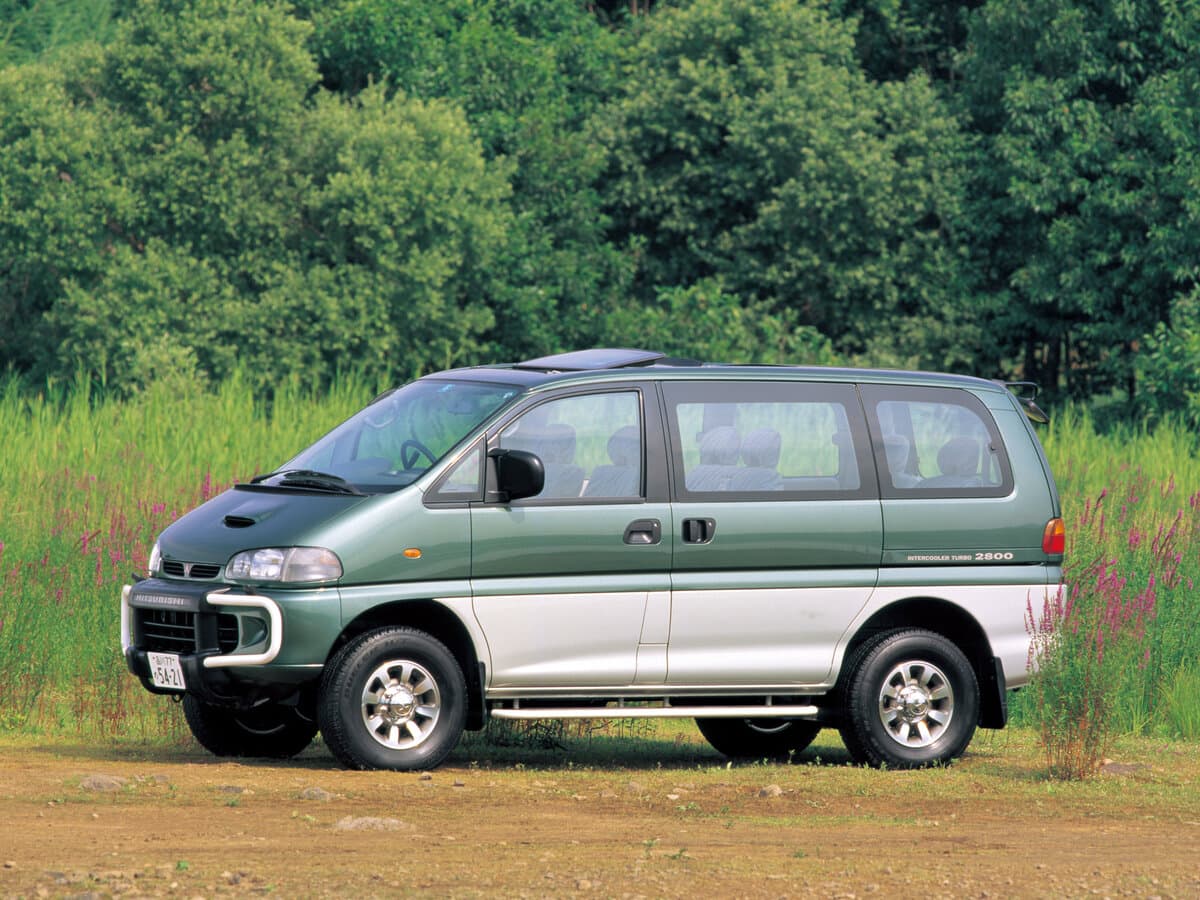 Mitsubishi Delica IV — Yandan