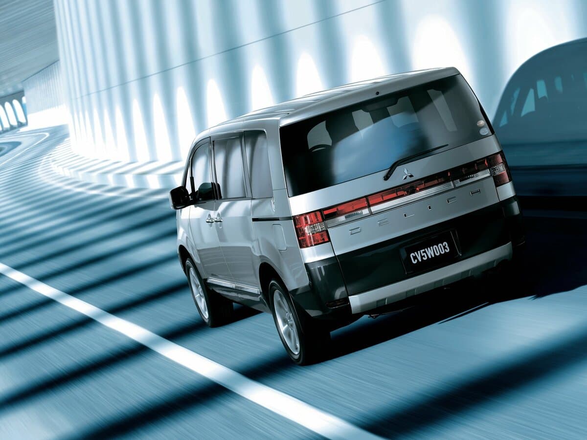 Mitsubishi Delica D:5 I — 3/4 arxadan