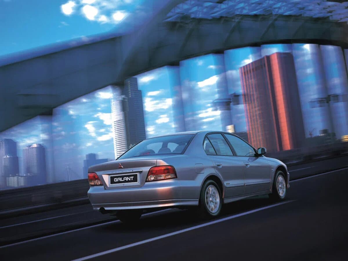 Mitsubishi Galant VIII Restayling — 3/4 arxadan