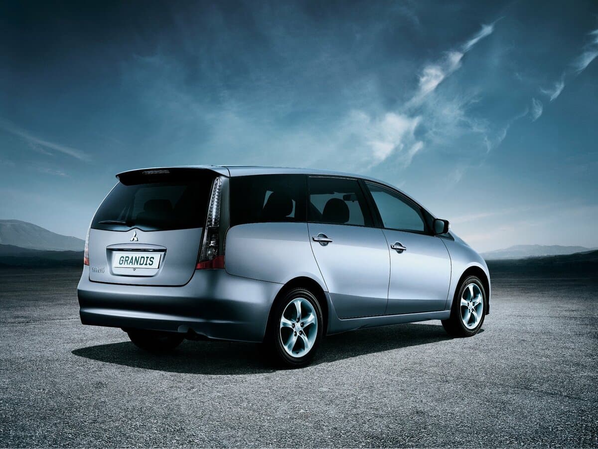 Mitsubishi Grandis I — 3/4 arxadan