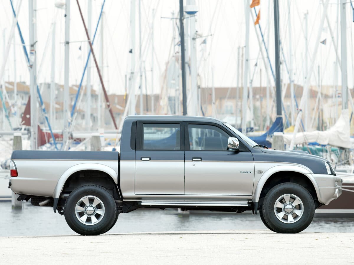 Mitsubishi L200 III — Yandan