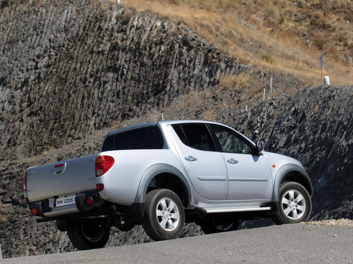 Mitsubishi L200 IV — 3/4 arxadan