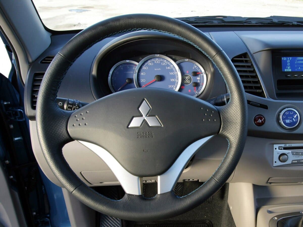 Mitsubishi L200 IV — Sükan