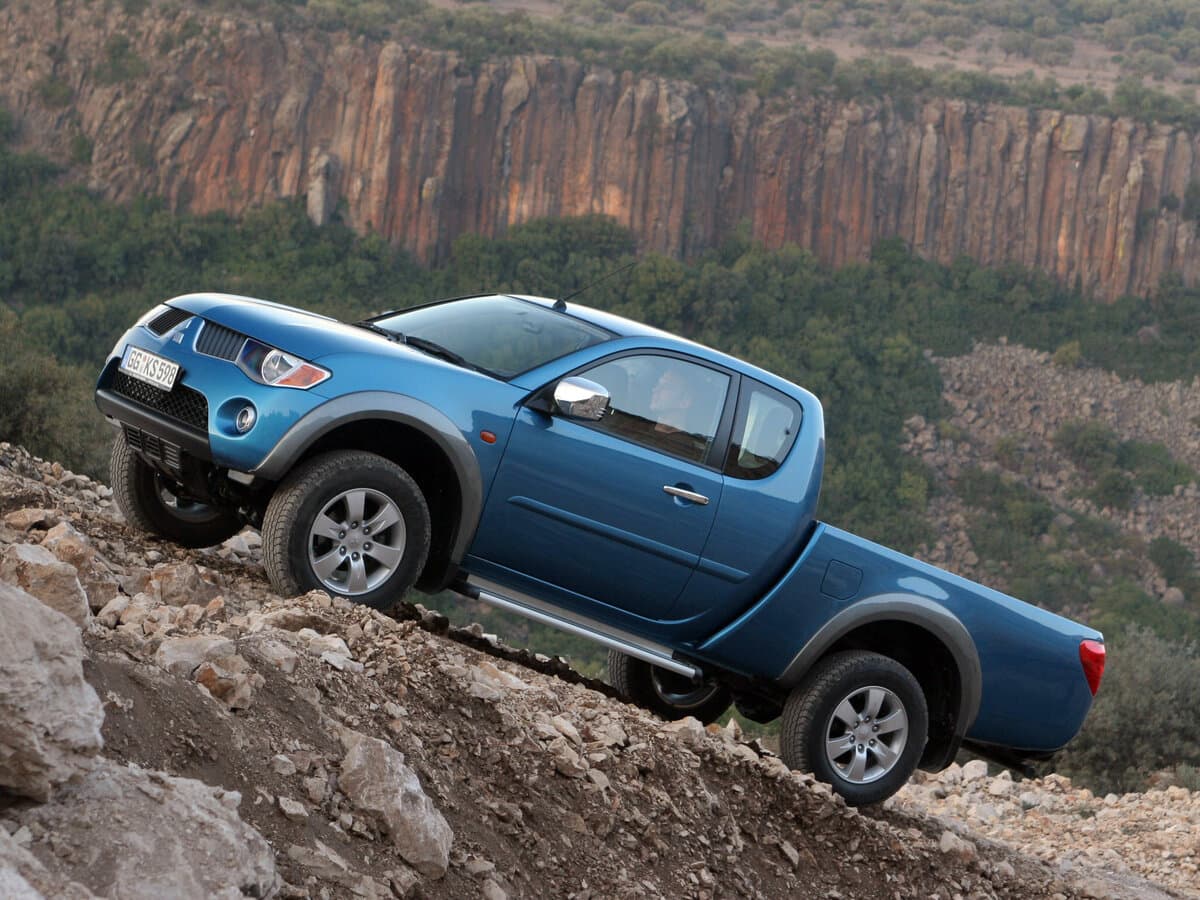 Mitsubishi L200 IV — Yandan