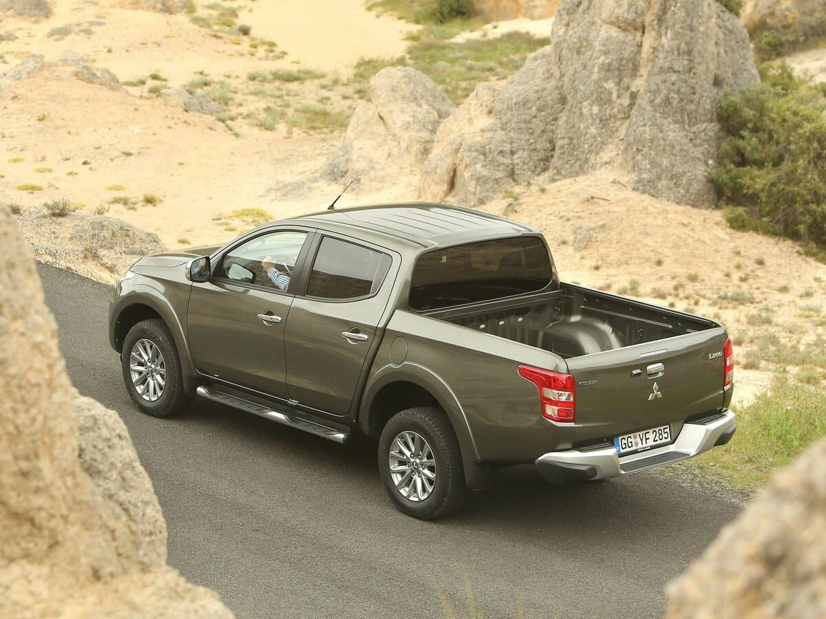 Mitsubishi L200 V — 3/4 arxadan