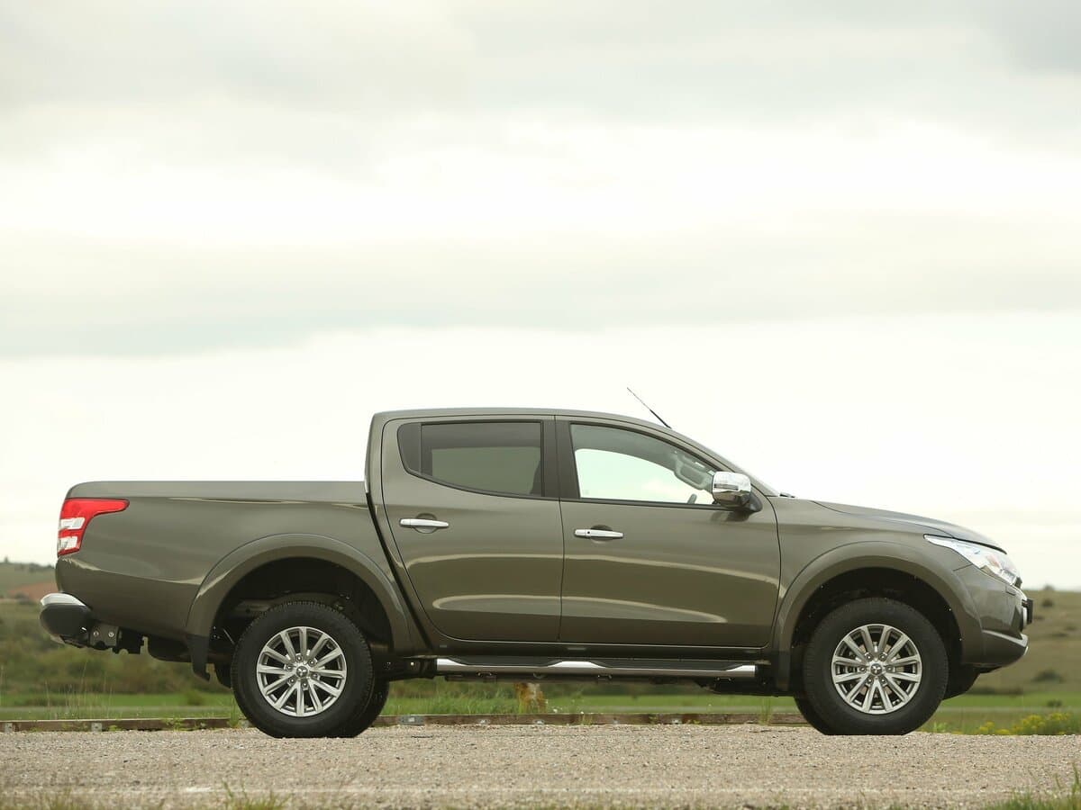 Mitsubishi L200 V — Yandan