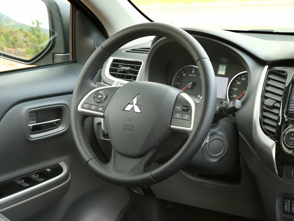Mitsubishi L200 V — Sükan