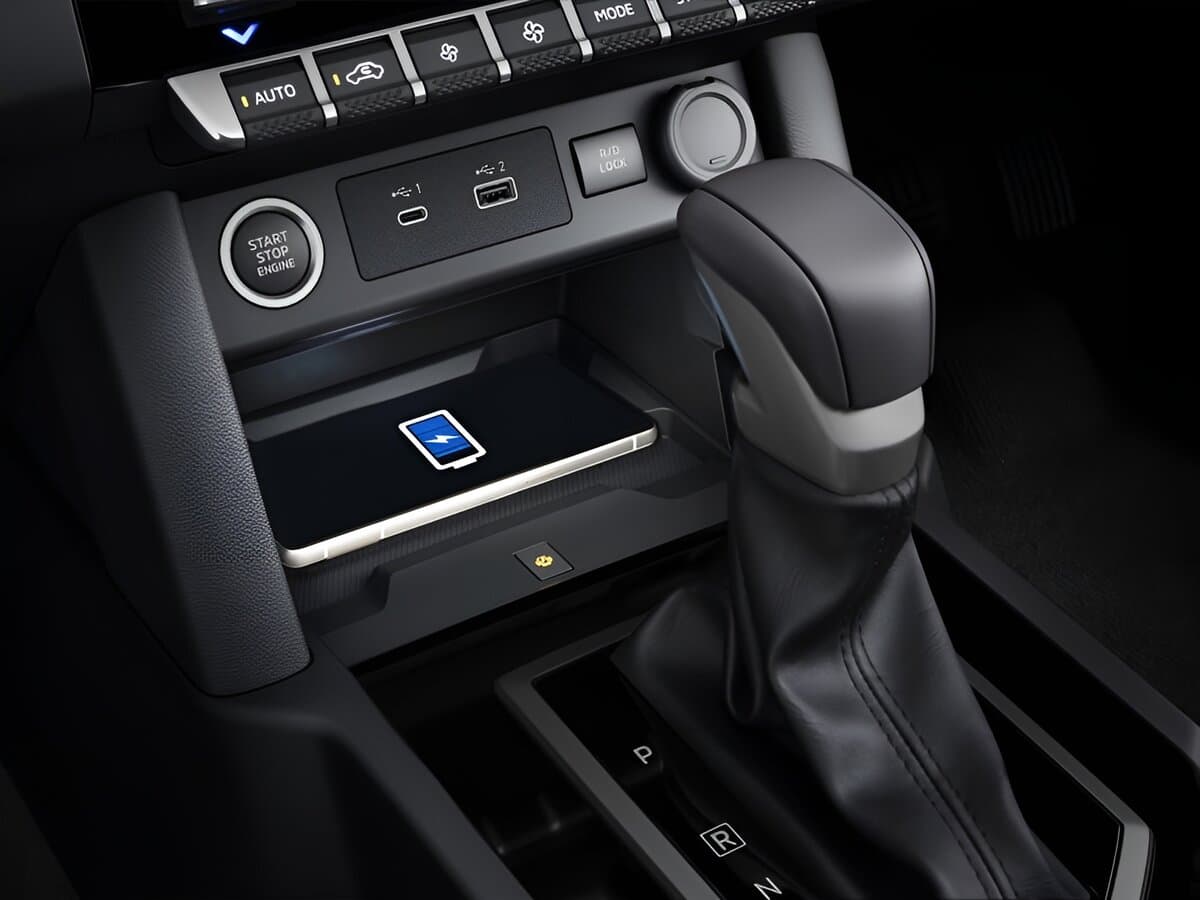 Mitsubishi L200 VI — Salon, öndən