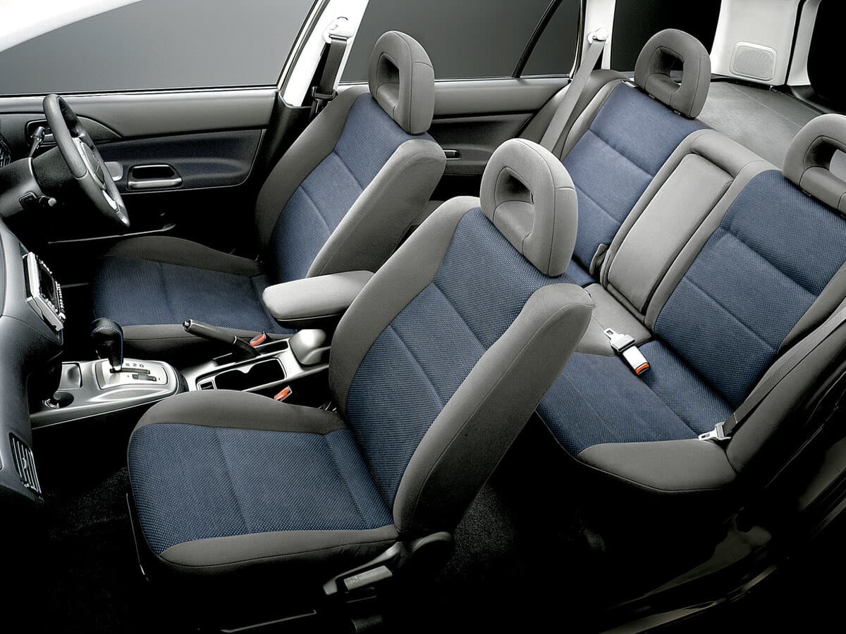 Mitsubishi Lancer IX — Salon, öndən