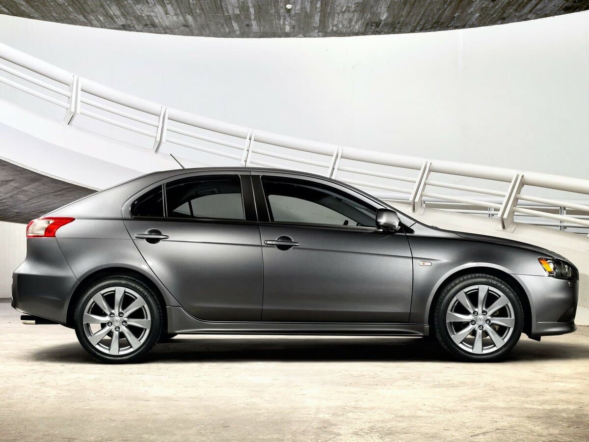 Mitsubishi Lancer X — Yandan