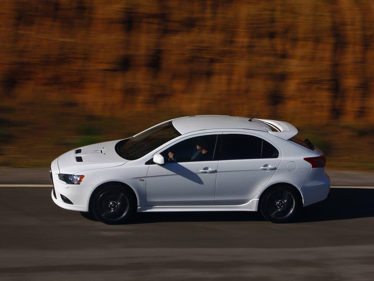 Mitsubishi Lancer Ralliart X — Yandan