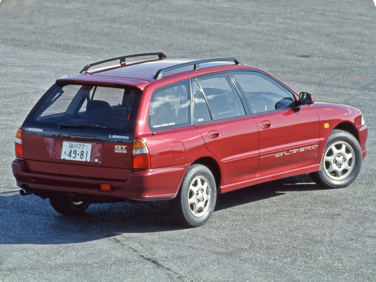Mitsubishi Libero I — 3/4 arxadan