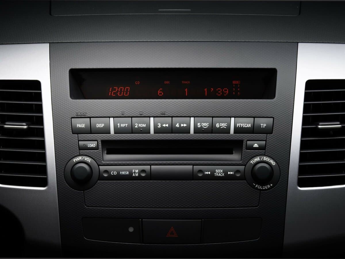 Mitsubishi Outlander II — Salon, arxadan