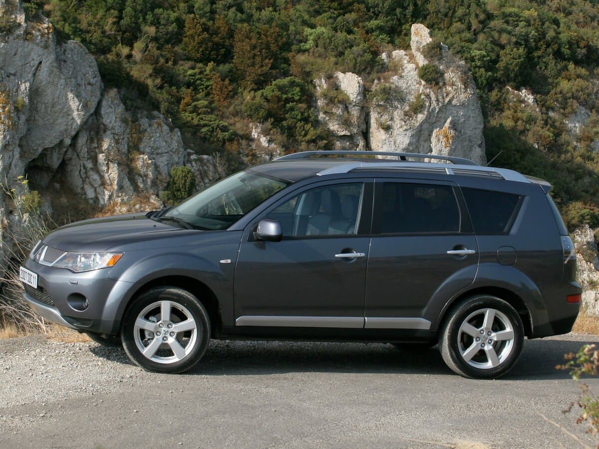 Mitsubishi Outlander II — Yandan