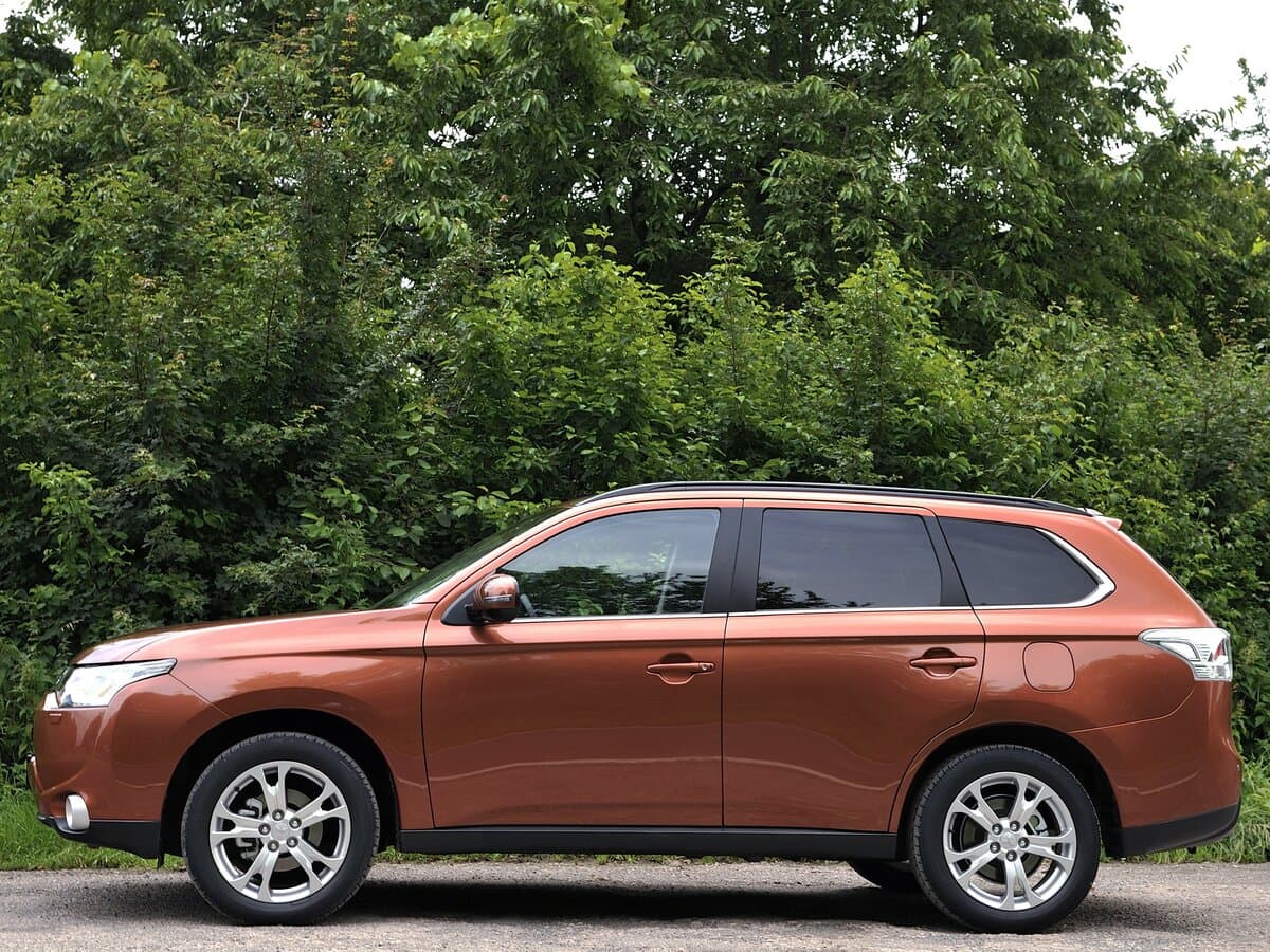 Mitsubishi Outlander III — Yandan