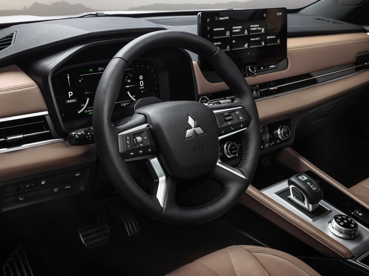 Mitsubishi Outlander IV Restayling — Sükan