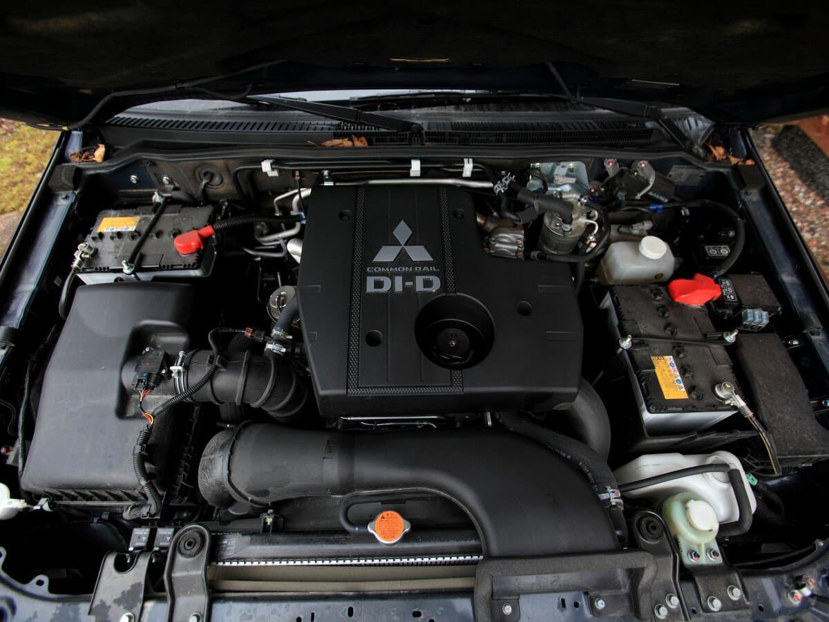 Mitsubishi Pajero IV — Salon, arxadan