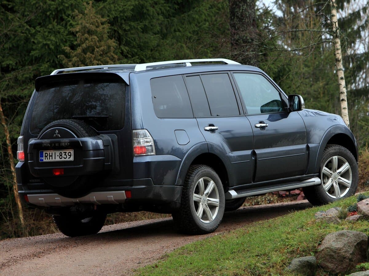 Mitsubishi Pajero IV — 3/4 arxadan