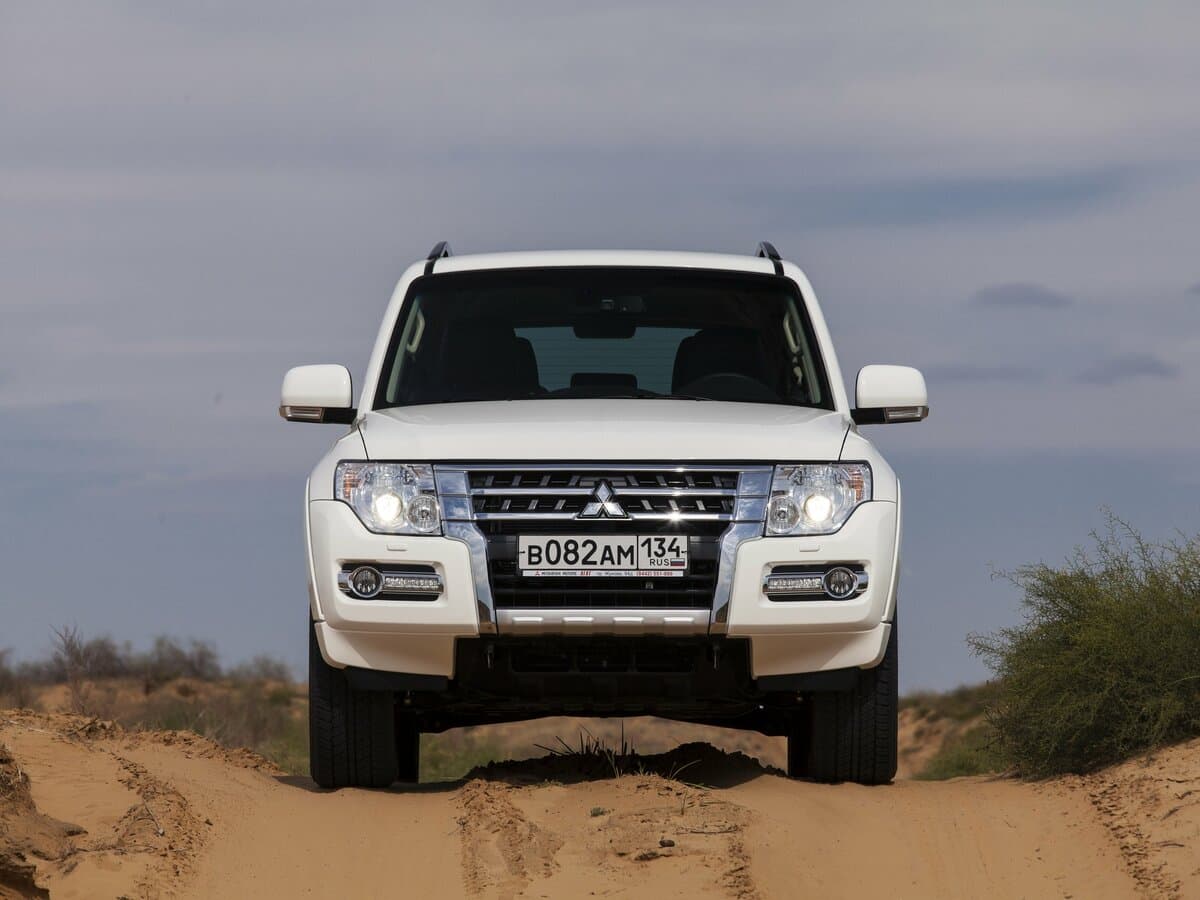 Mitsubishi Pajero IV Restayling 2 — Öndən