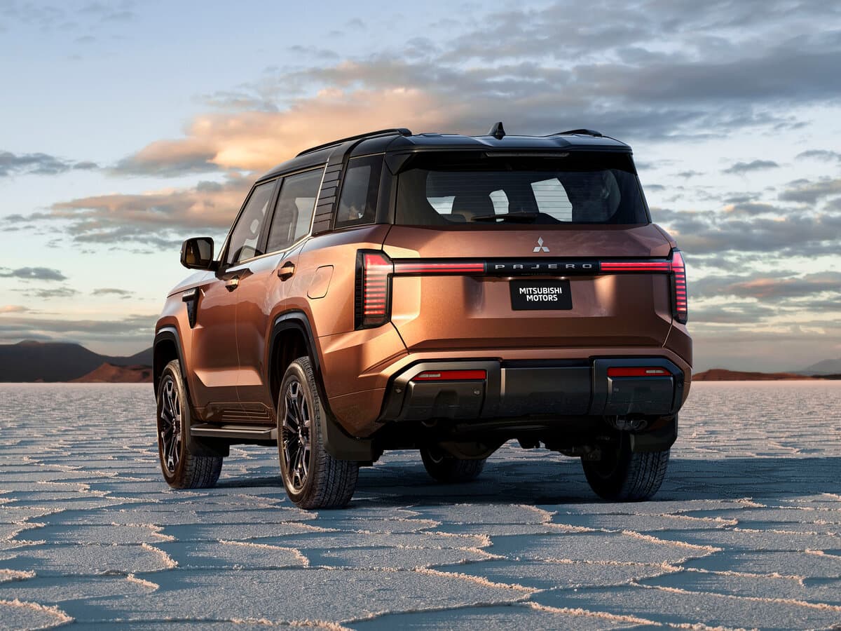 Mitsubishi Pajero V — 3/4 arxadan