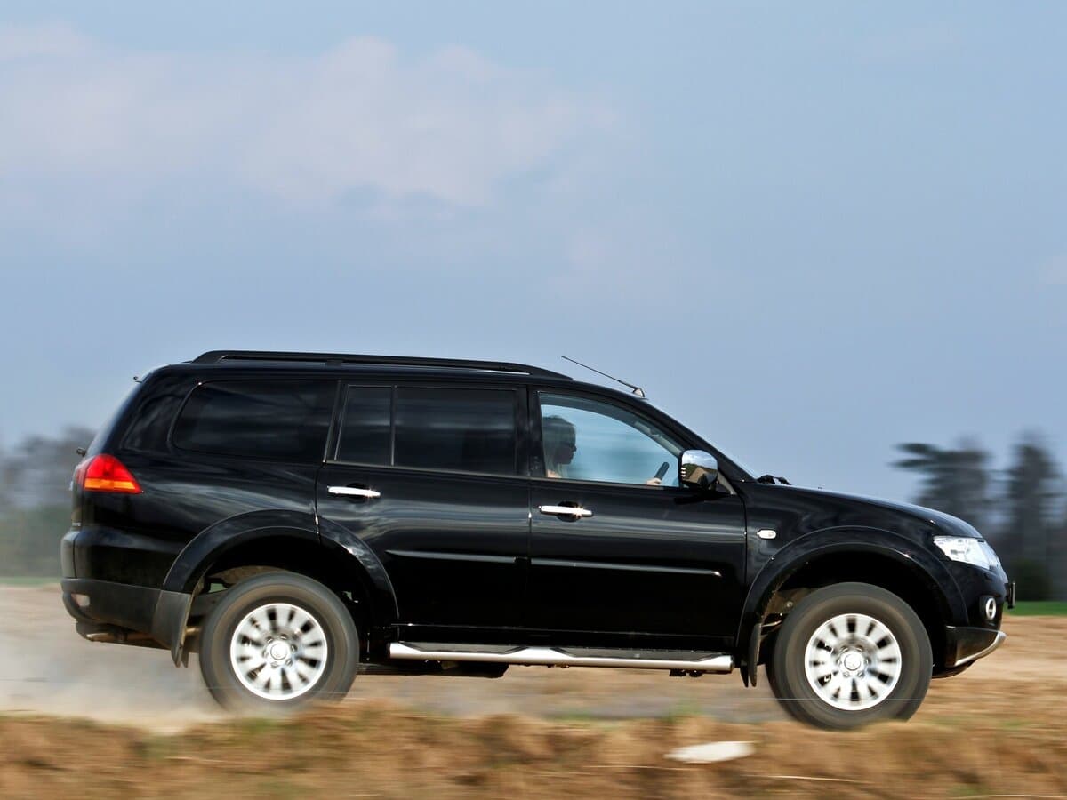 Mitsubishi Pajero Sport II — Yandan