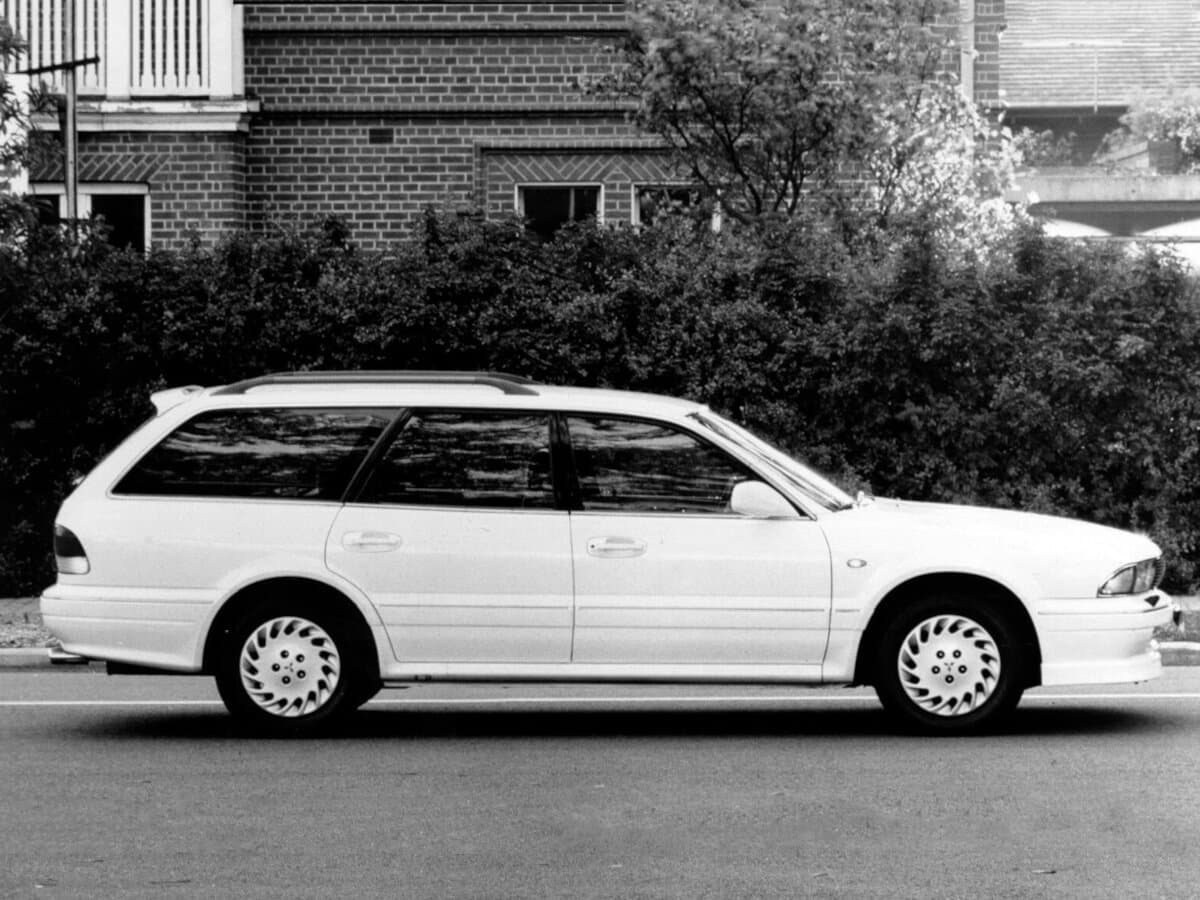 Mitsubishi Sigma 1990 – 1996 — Yandan