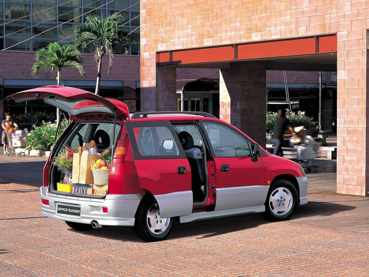 Mitsubishi Space Runner II — 3/4 arxadan