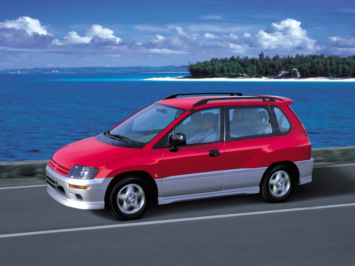 Mitsubishi Space Runner II — Yandan