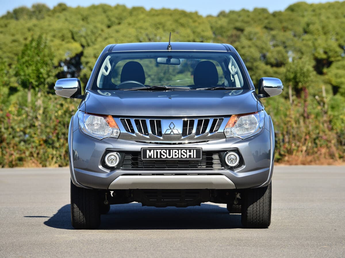 Mitsubishi Triton V — Öndən
