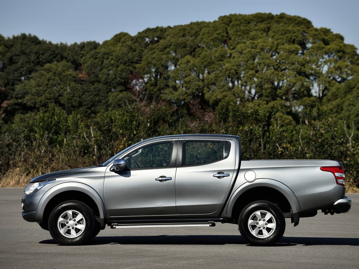 Mitsubishi Triton V — Yandan
