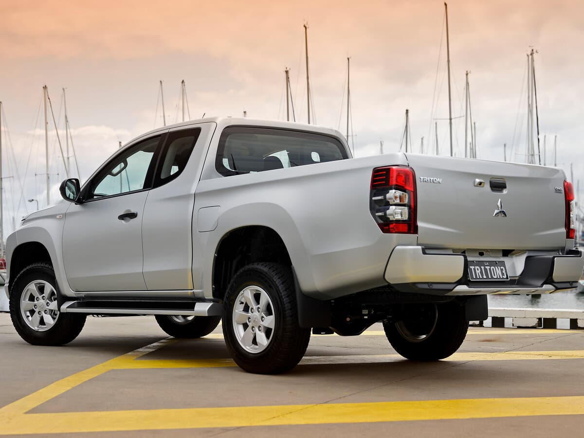 Mitsubishi Triton V Restayling — 3/4 arxadan