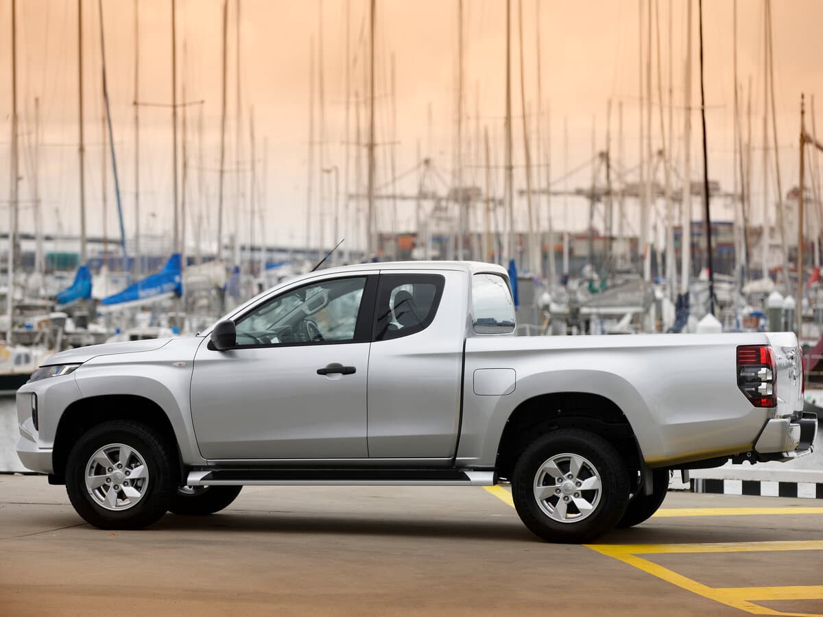 Mitsubishi Triton V Restayling — Yandan