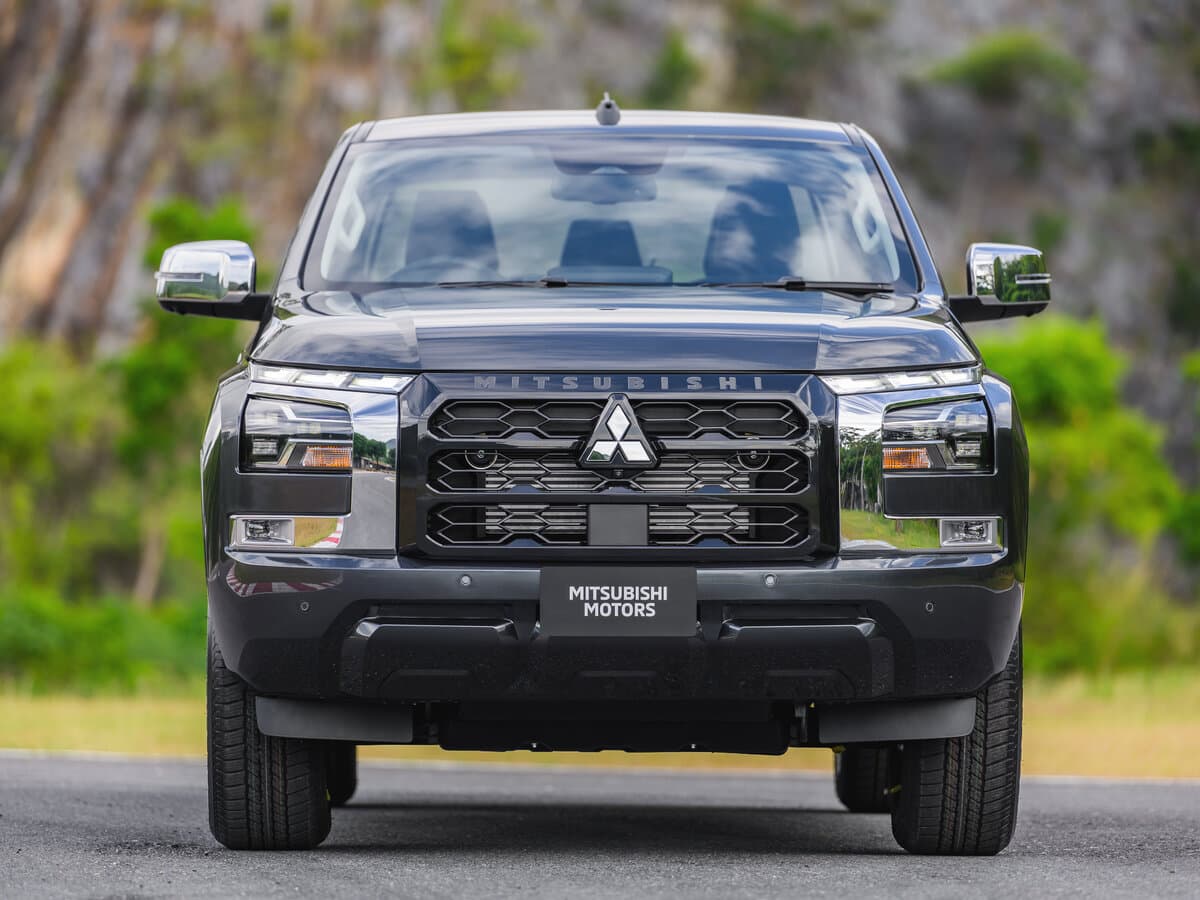 Mitsubishi Triton VI — Öndən