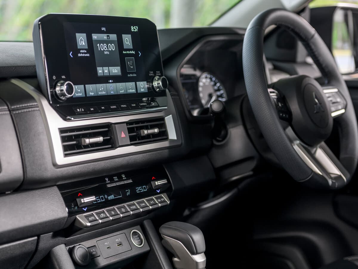 Mitsubishi Triton VI — Salon, arxadan