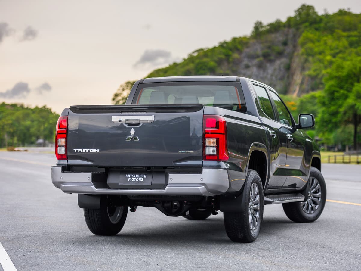 Mitsubishi Triton VI — 3/4 arxadan